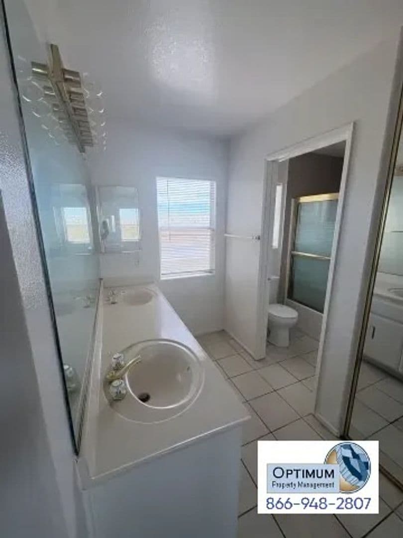 Victorville House: 17065 Grand Mammoth Pl.