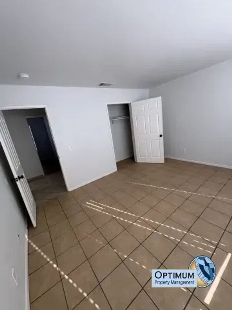 Adelanto House: 15036 Milford Ave