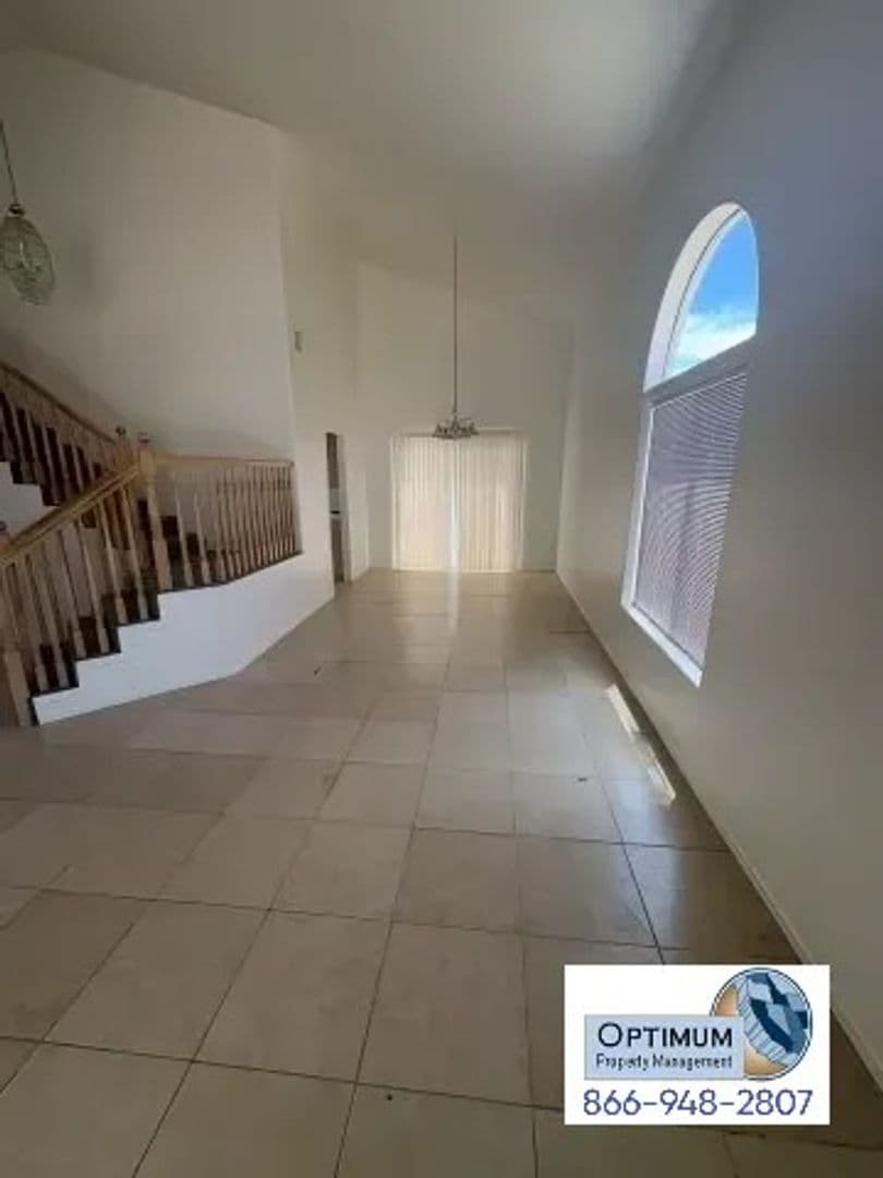 Victorville House: 17065 Grand Mammoth Pl.
