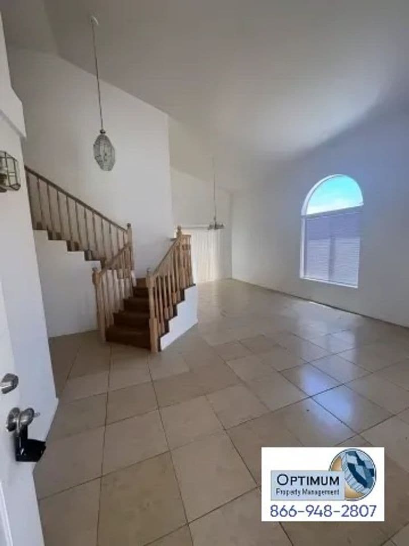 Victorville House: 17065 Grand Mammoth Pl.