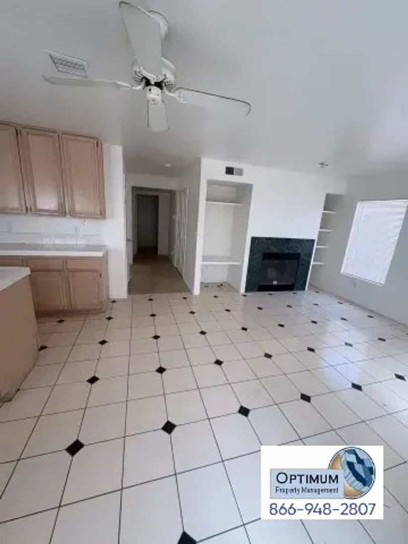 Victorville House: 17065 Grand Mammoth Pl.