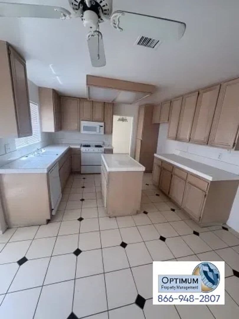 Victorville House: 17065 Grand Mammoth Pl.