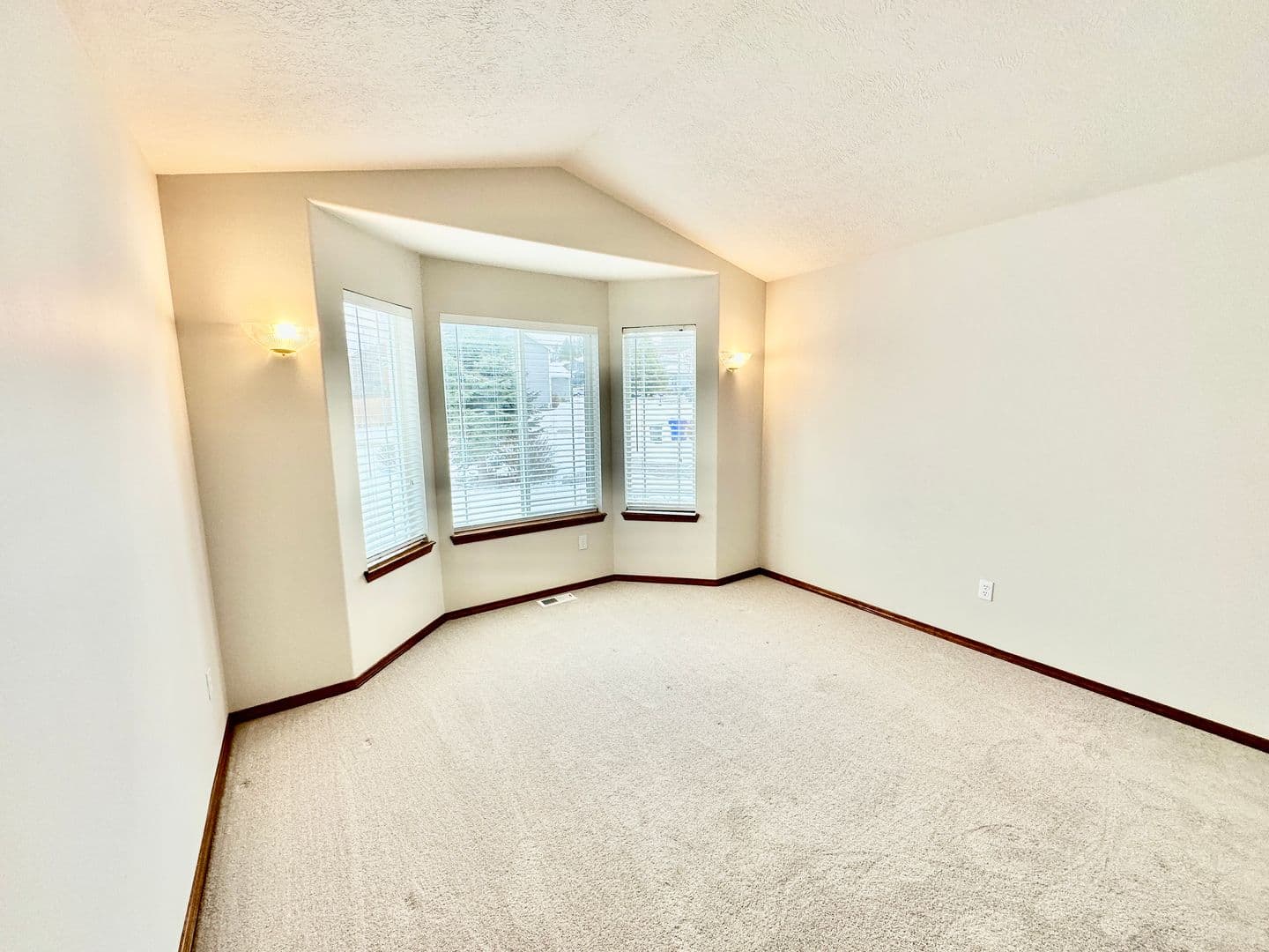 Mead House: 15207 Bonnett St