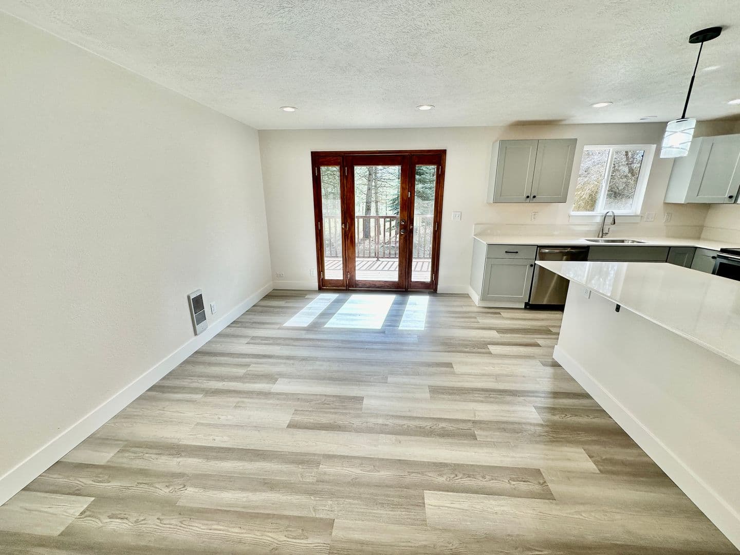 Nine Mile Falls House: 11555 W Tamarac Ln