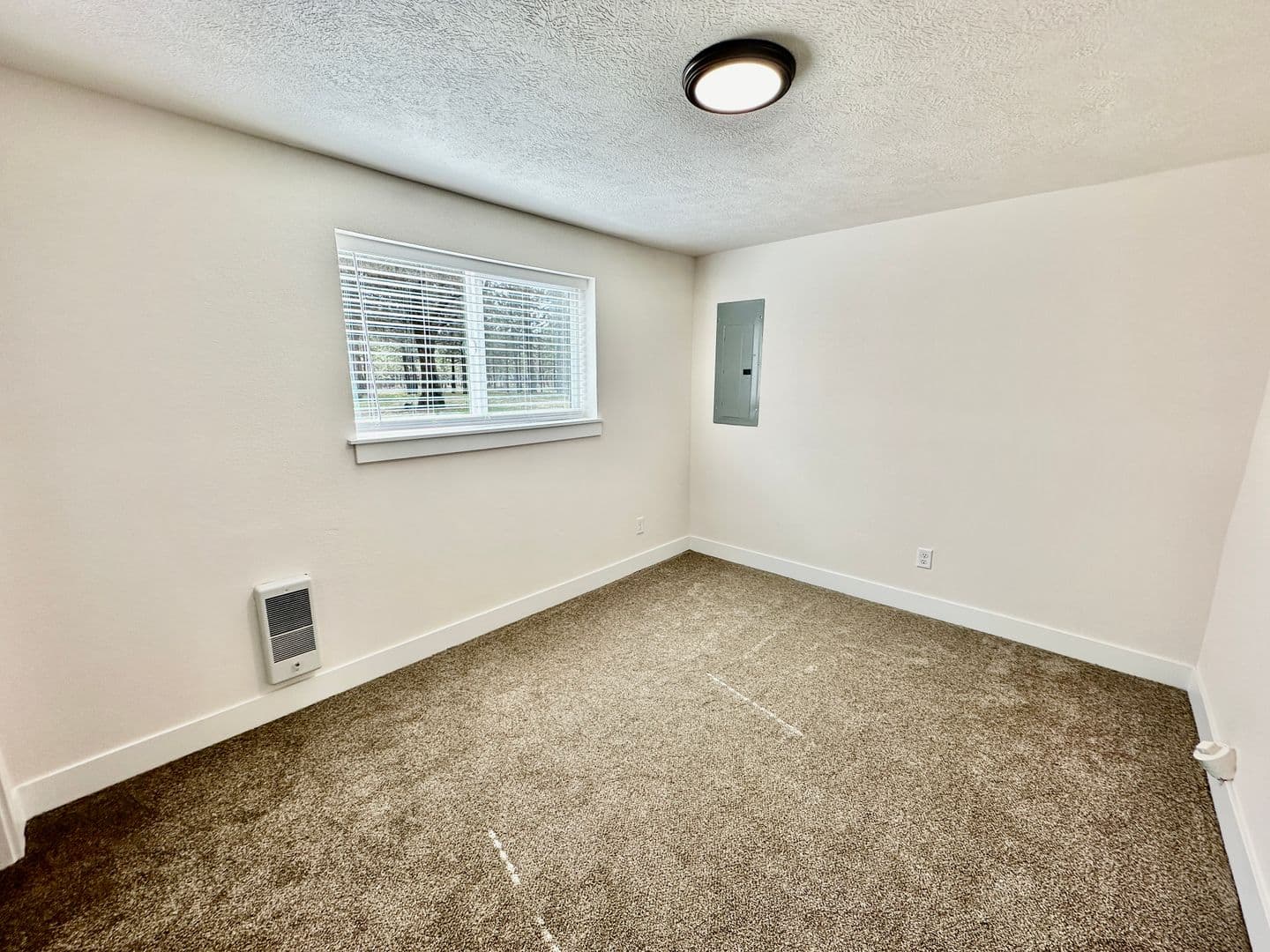 Nine Mile Falls House: 11555 W Tamarac Ln