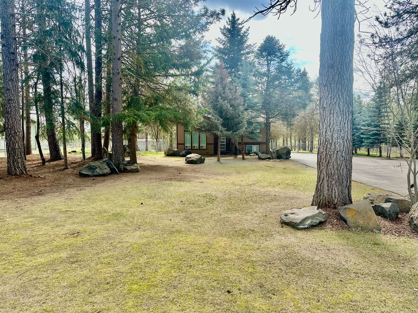 Nine Mile Falls House: 11555 W Tamarac Ln
