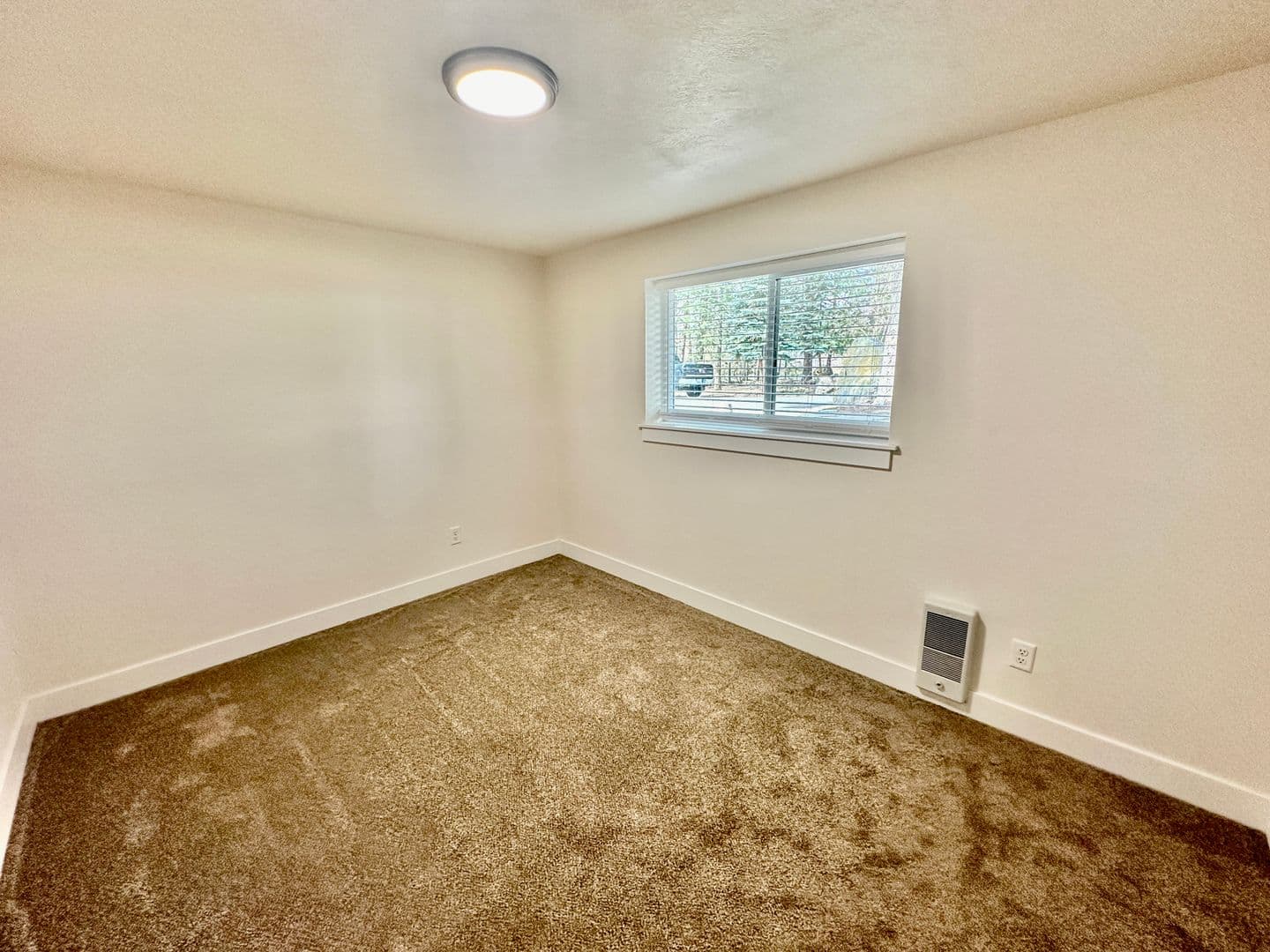 Nine Mile Falls House: 11555 W Tamarac Ln
