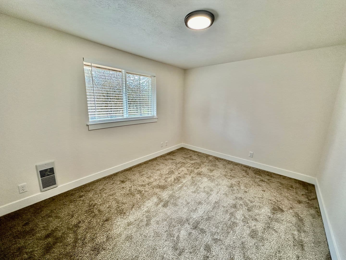 Nine Mile Falls House: 11555 W Tamarac Ln