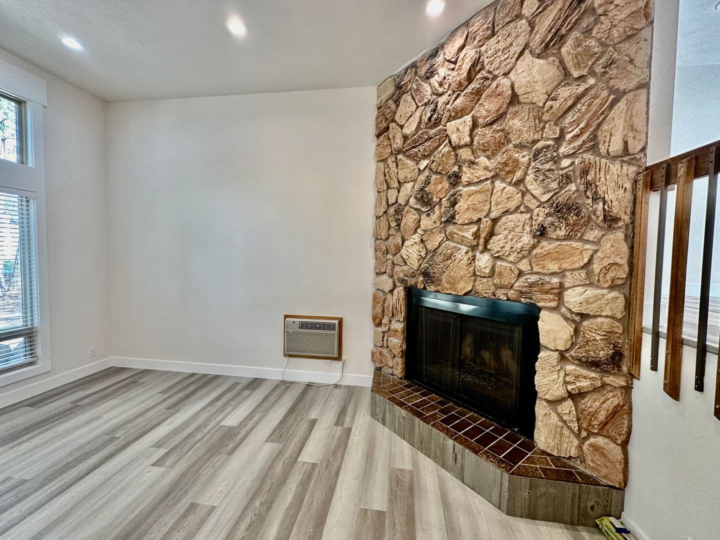 Nine Mile Falls House: 11555 W Tamarac Ln