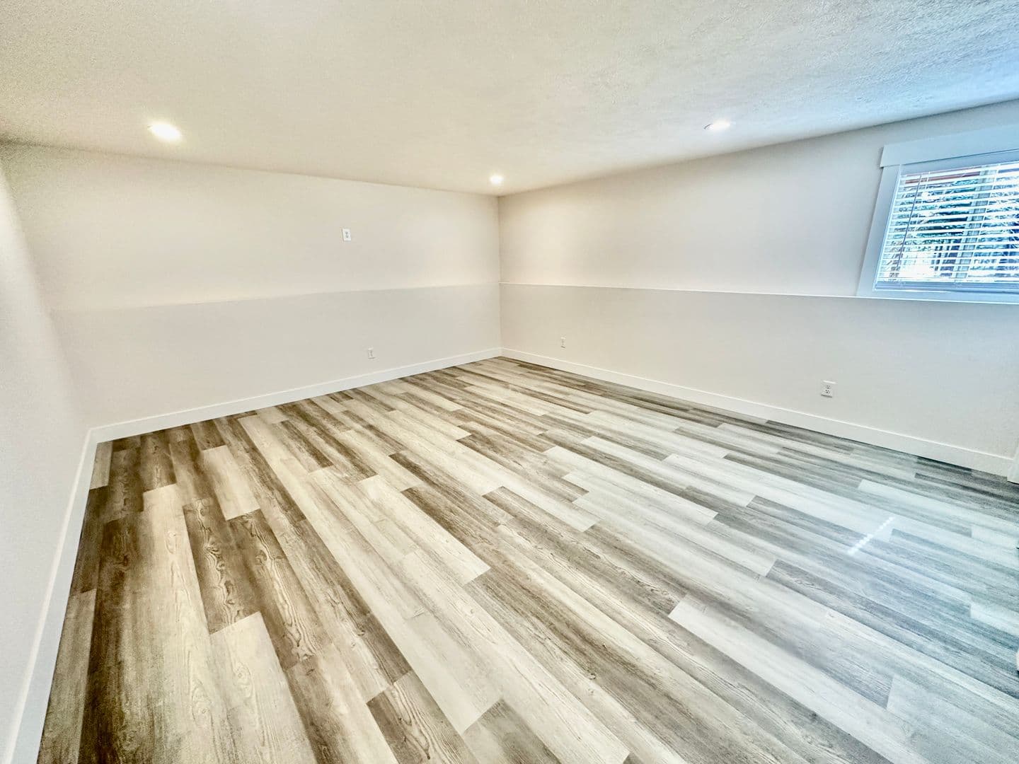 Nine Mile Falls House: 11555 W Tamarac Ln