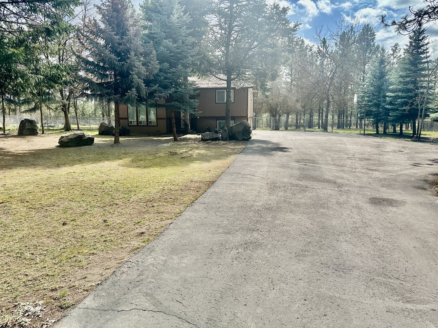 Nine Mile Falls House: 11555 W Tamarac Ln