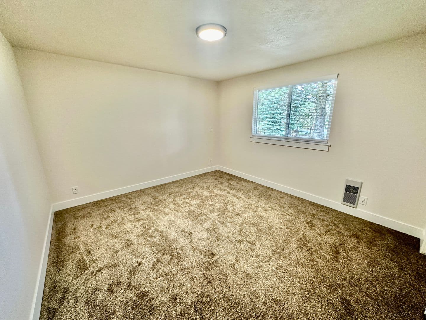 Nine Mile Falls House: 11555 W Tamarac Ln