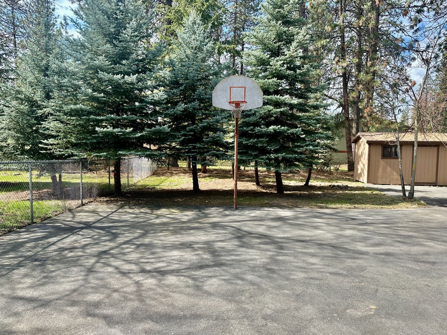 Nine Mile Falls House: 11555 W Tamarac Ln