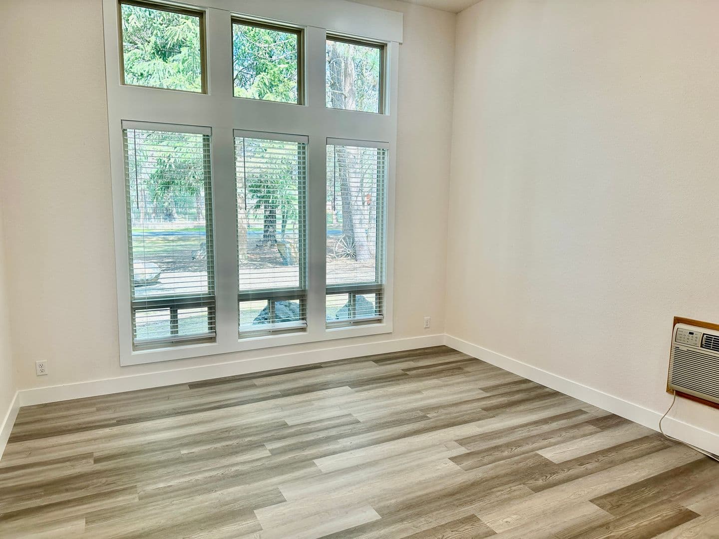 Nine Mile Falls House: 11555 W Tamarac Ln