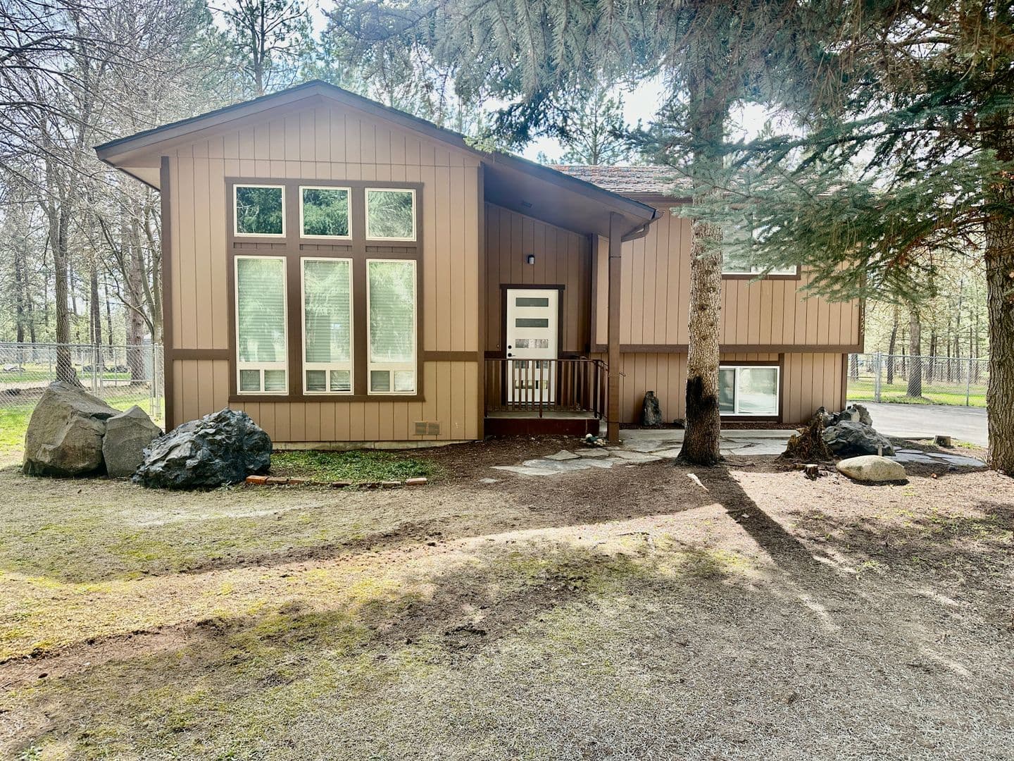 Nine Mile Falls House: 11555 W Tamarac Ln