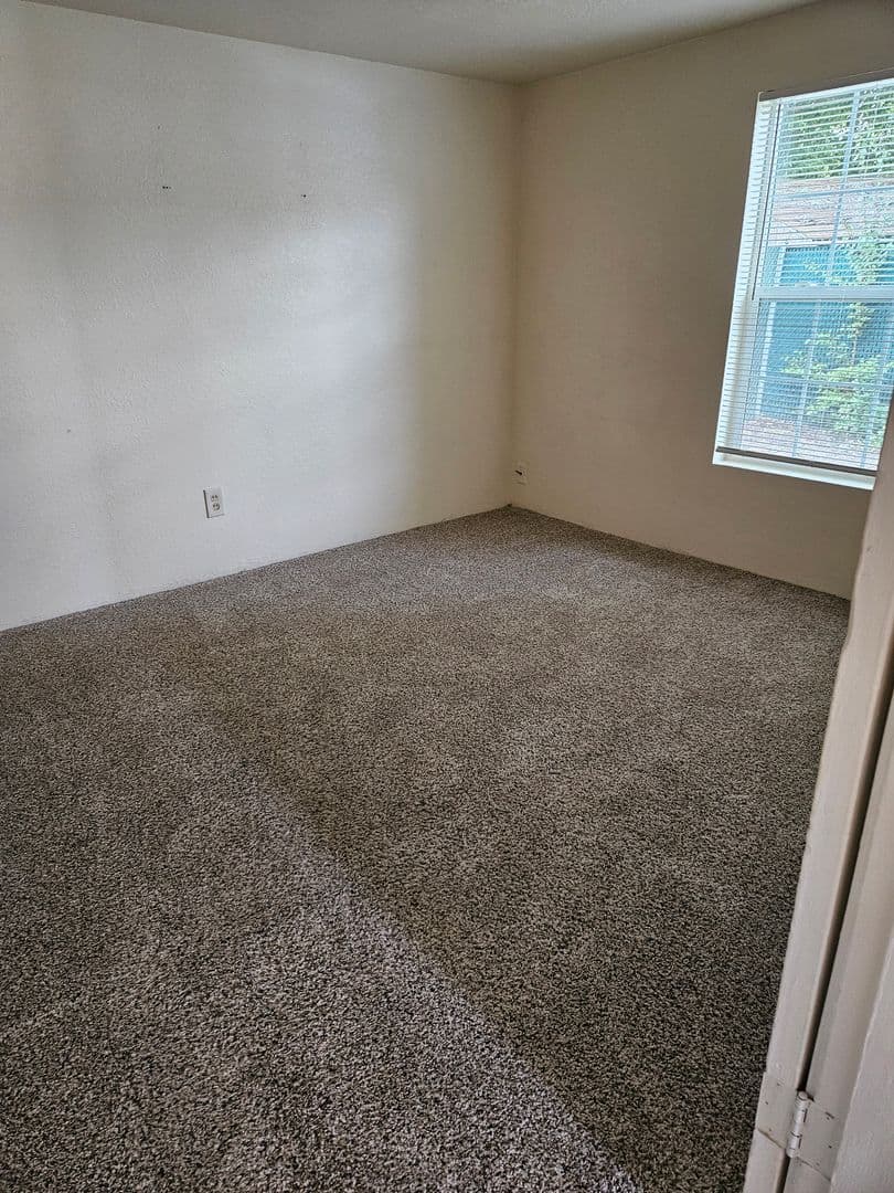 Grants Pass Apartment: 1406 SE Florence Lane