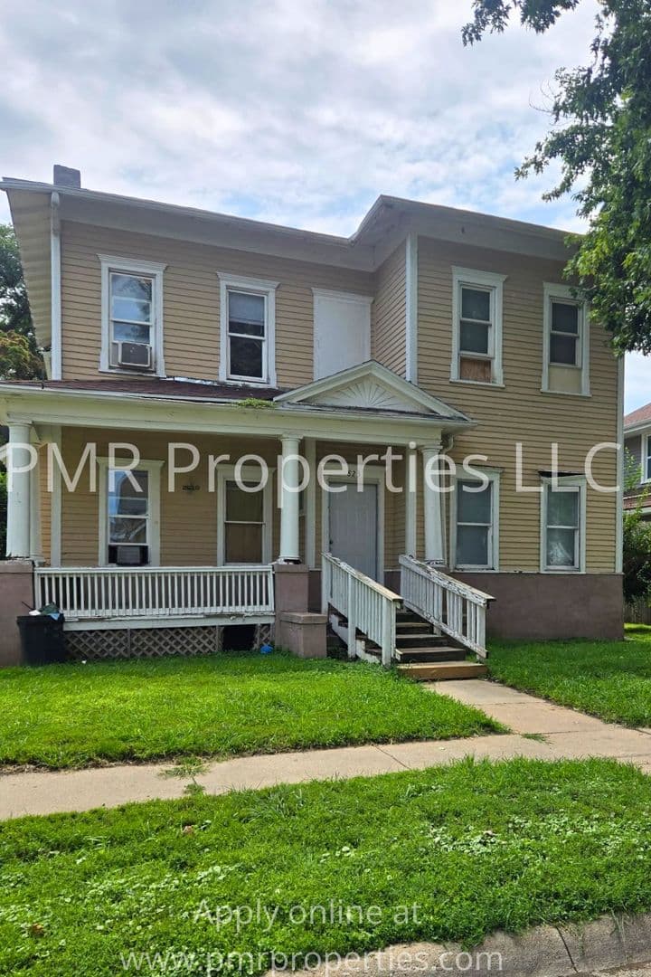 Council Bluffs Apartment: 823 3rd Ave