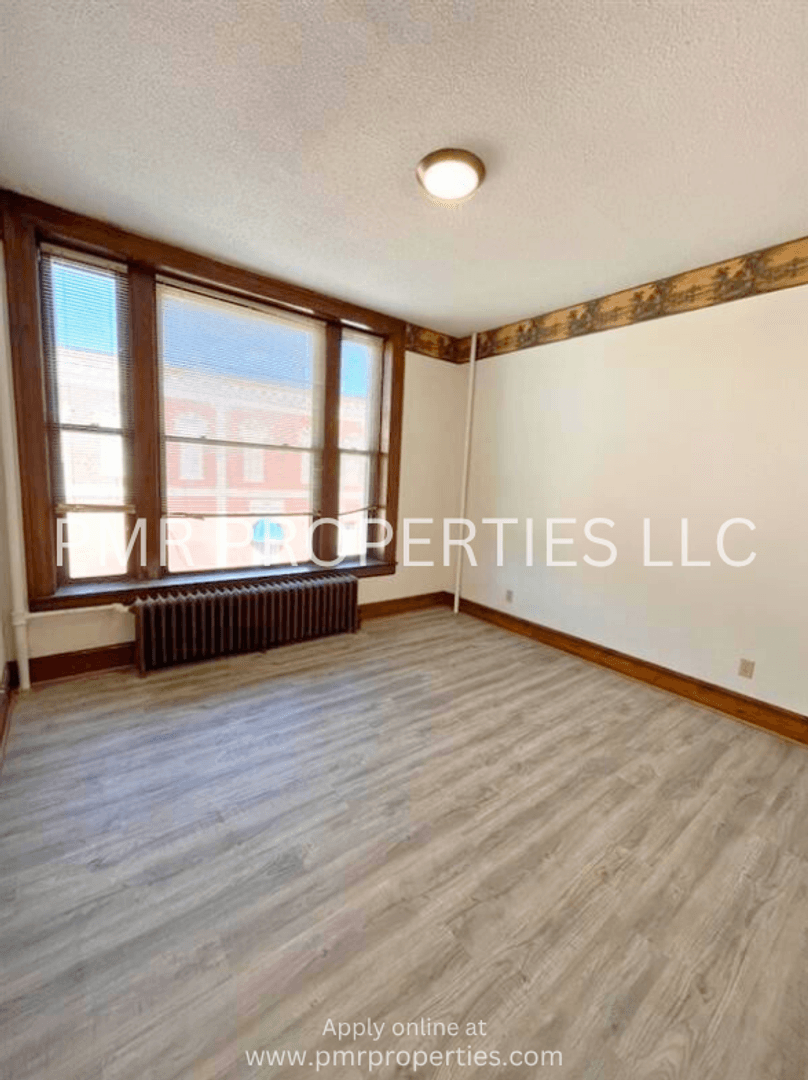 Red Oak Apartment: 400 E Coolbaugh Street