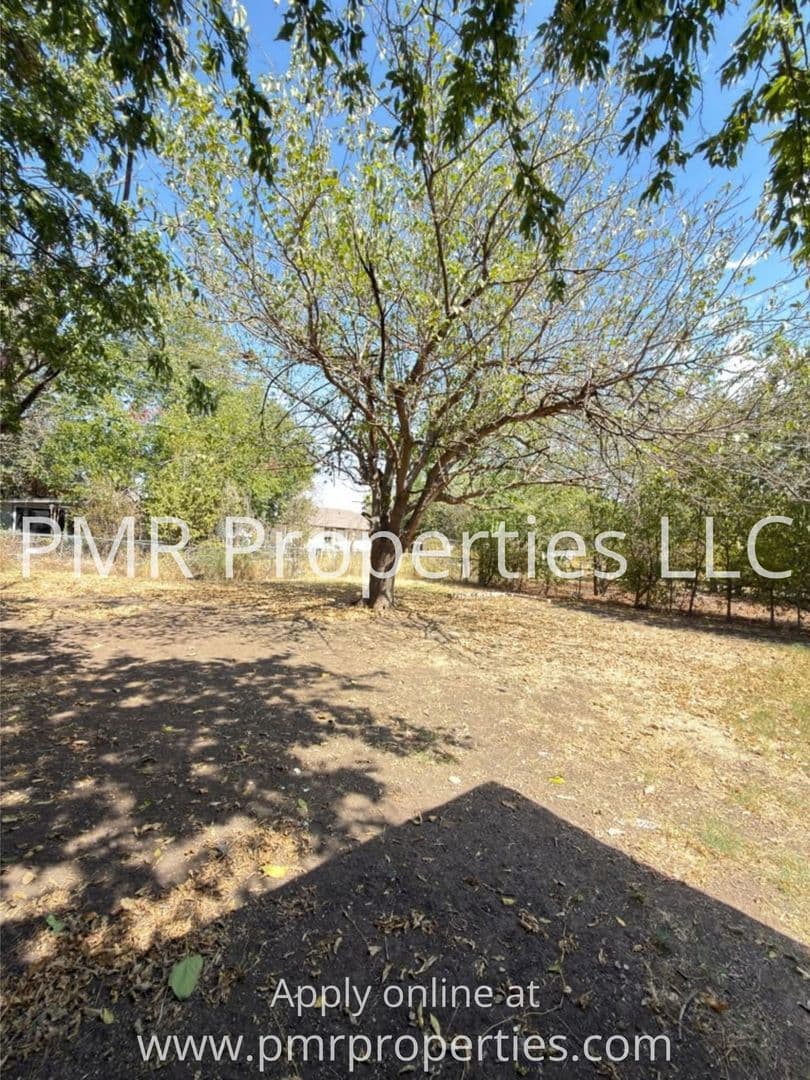 Lawton House: 1411 NW Hoover Ave