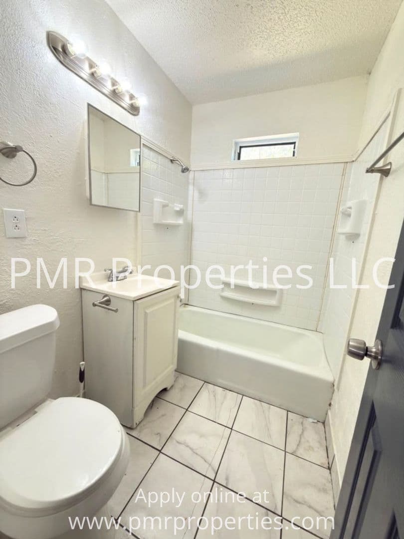 Lawton House: 1411 NW Hoover Ave