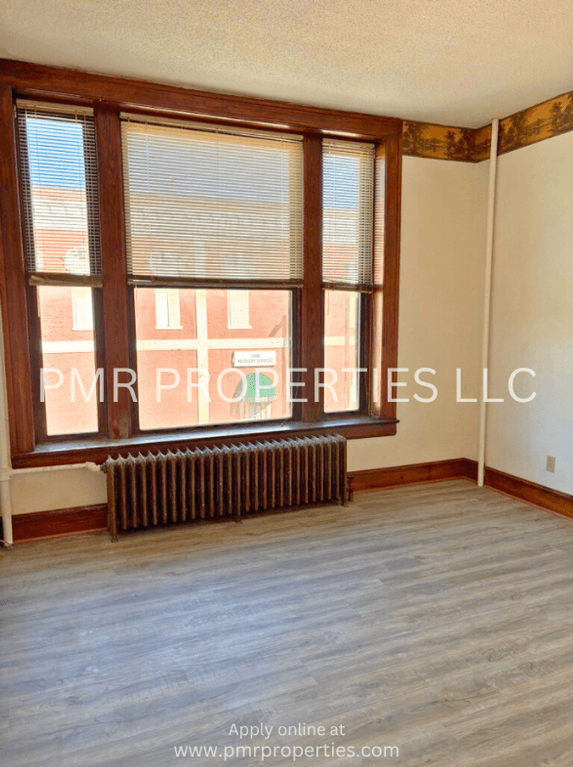 Red Oak Apartment: 400 E Coolbaugh Street