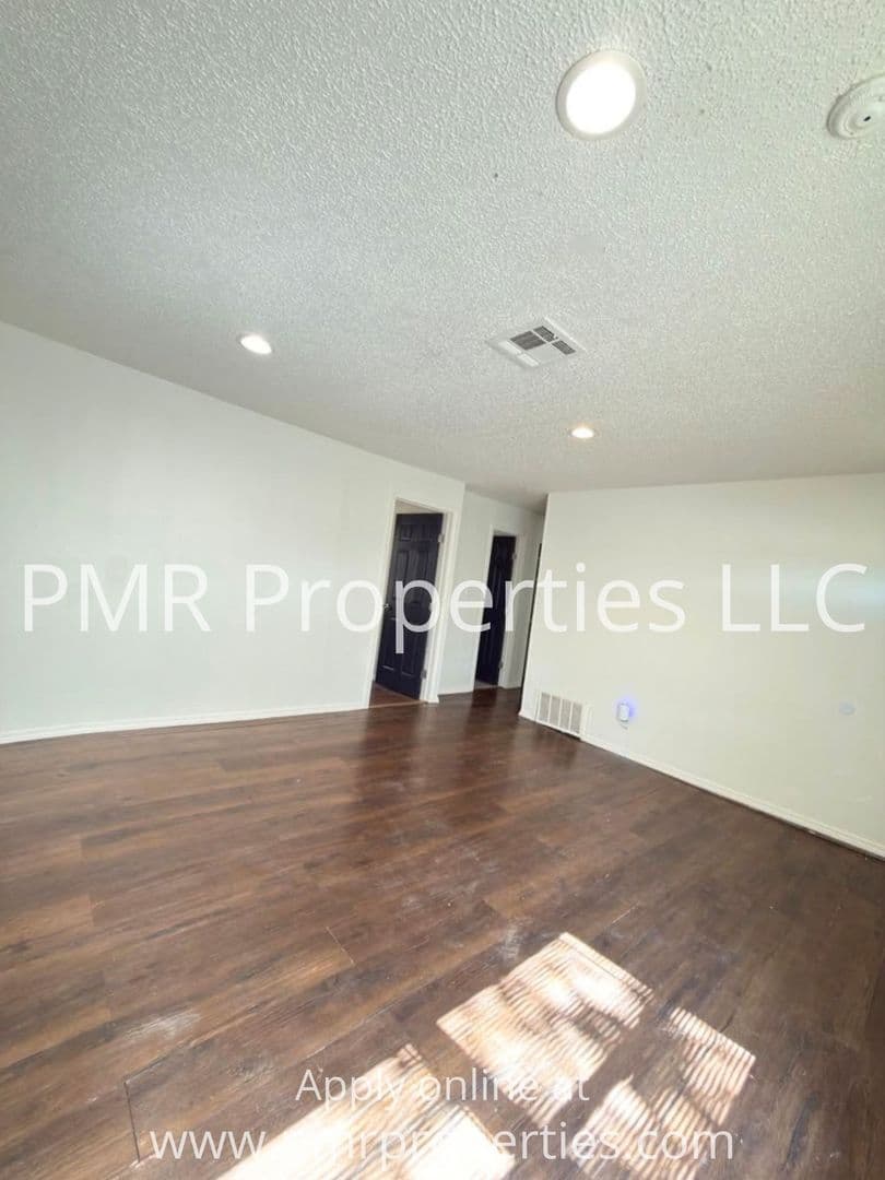 Lawton House: 1411 NW Hoover Ave