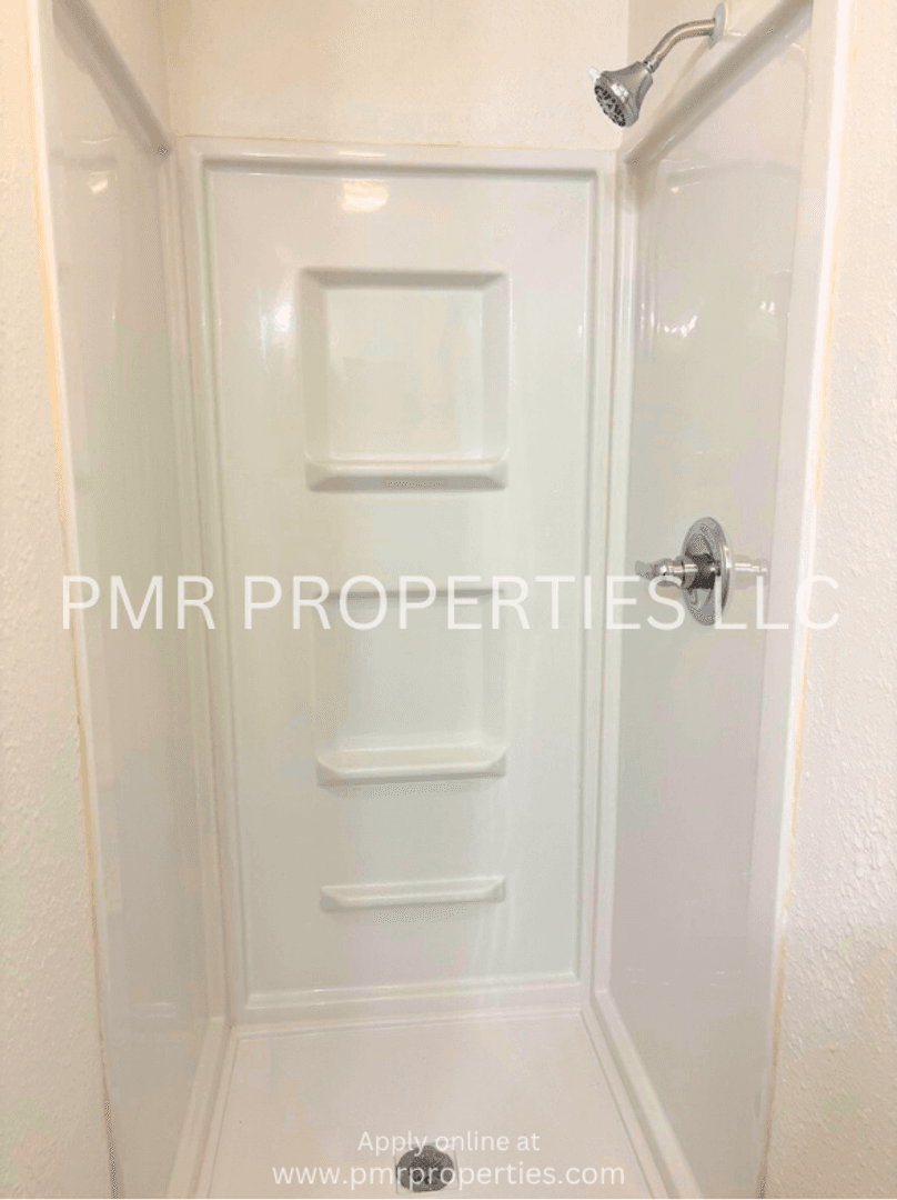 Red Oak Apartment: 400 E Coolbaugh Street