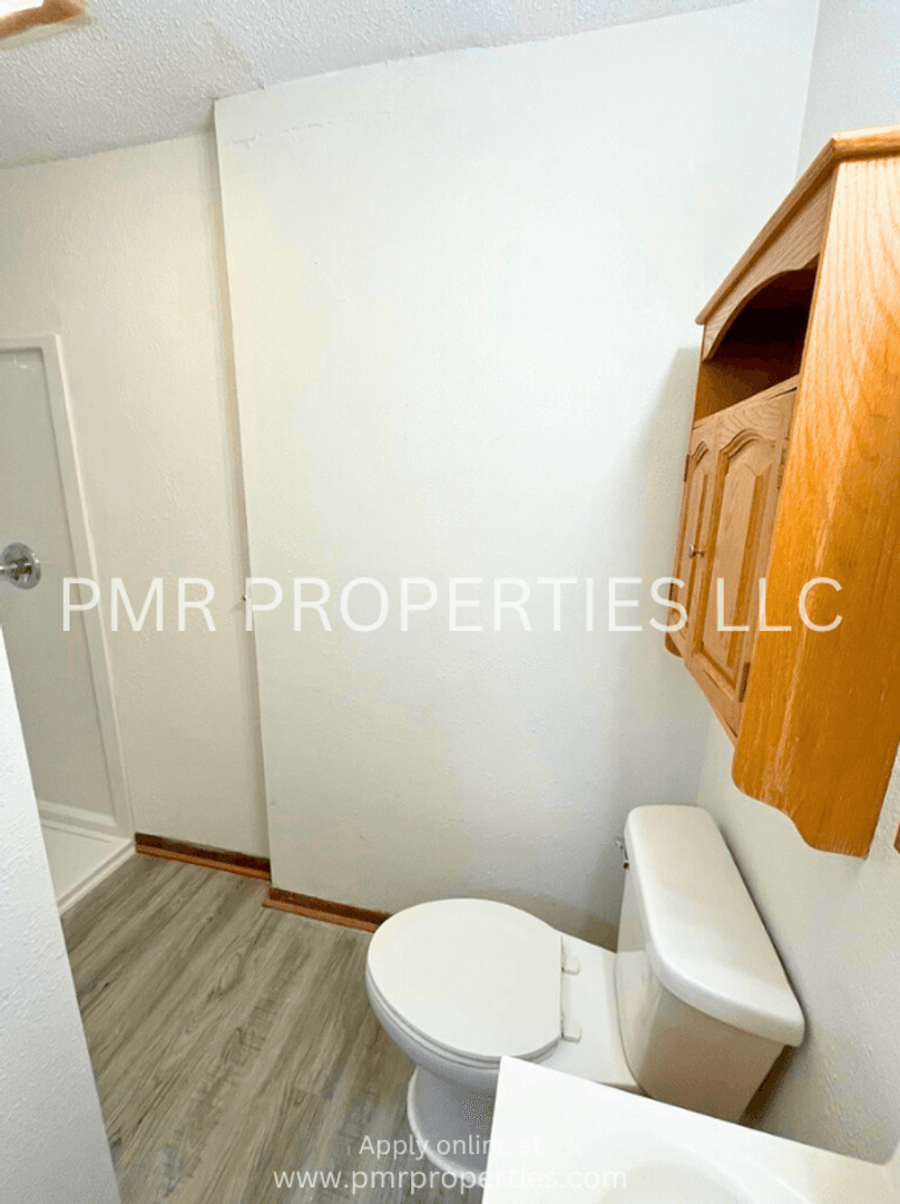Red Oak Apartment: 400 E Coolbaugh Street