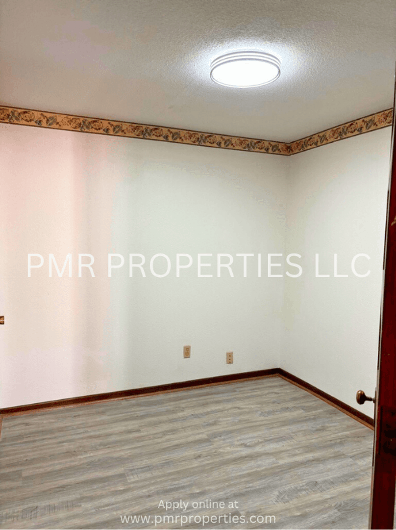 Red Oak Apartment: 400 E Coolbaugh Street