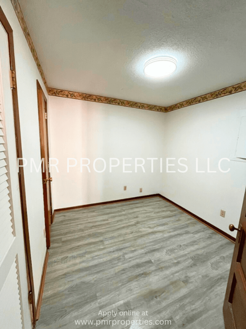 Red Oak Apartment: 400 E Coolbaugh Street