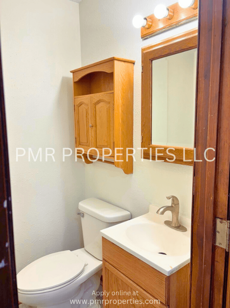 Red Oak Apartment: 400 E Coolbaugh Street