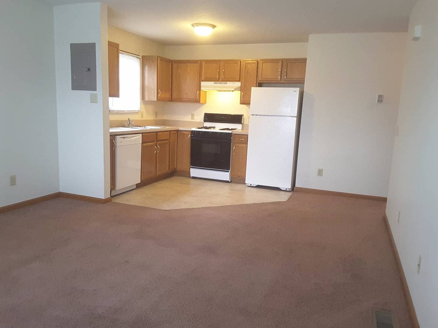 Nappanee Apartment: 215 Stonewall Court