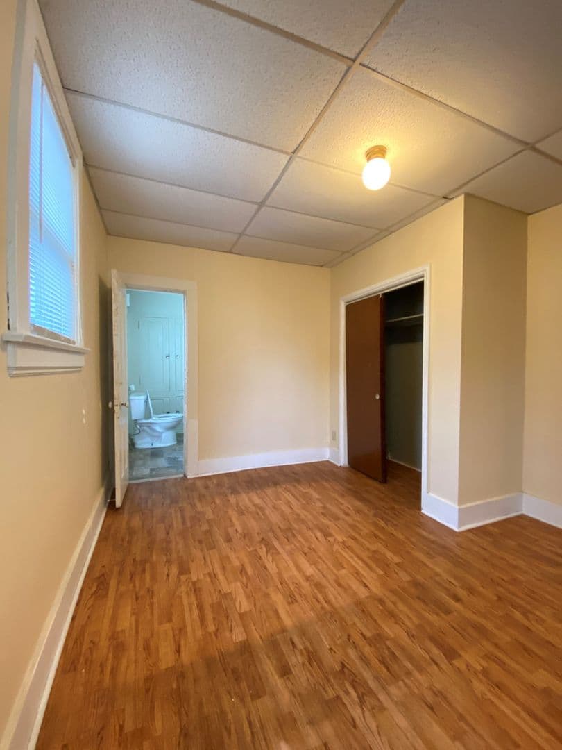 Goshen Apartment: 118 S. 6th Street
