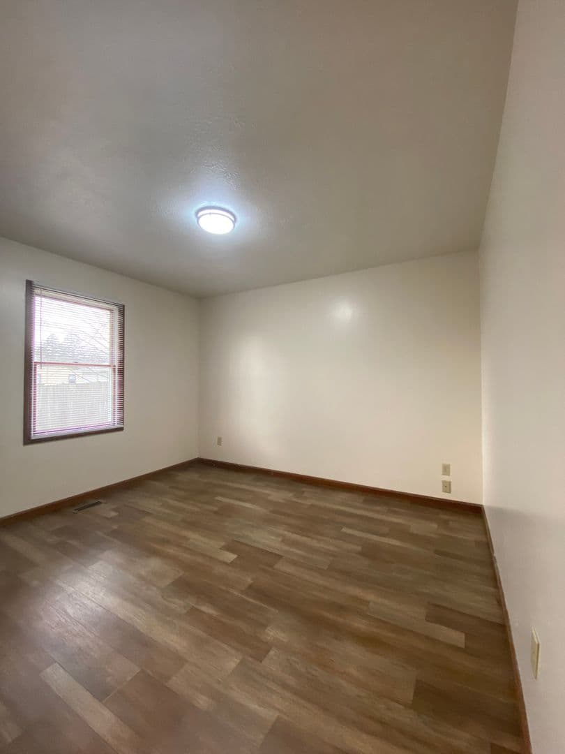Goshen Apartment: 1007 Zollinger Rd