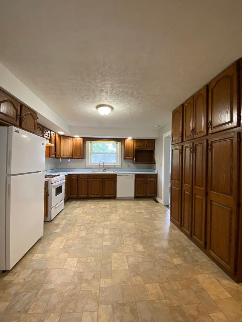 Goshen House: 615 W Wilkinson St