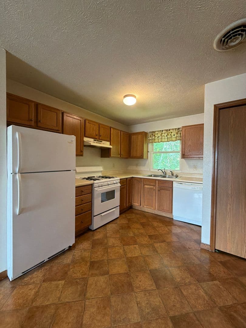 Goshen Apartment: 269 Woodridge Court