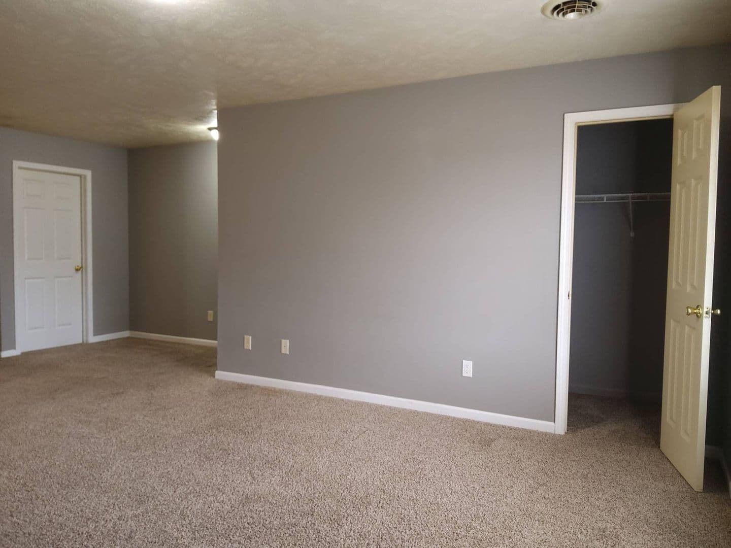 Middlebury Apartment: 818 Antler Dr
