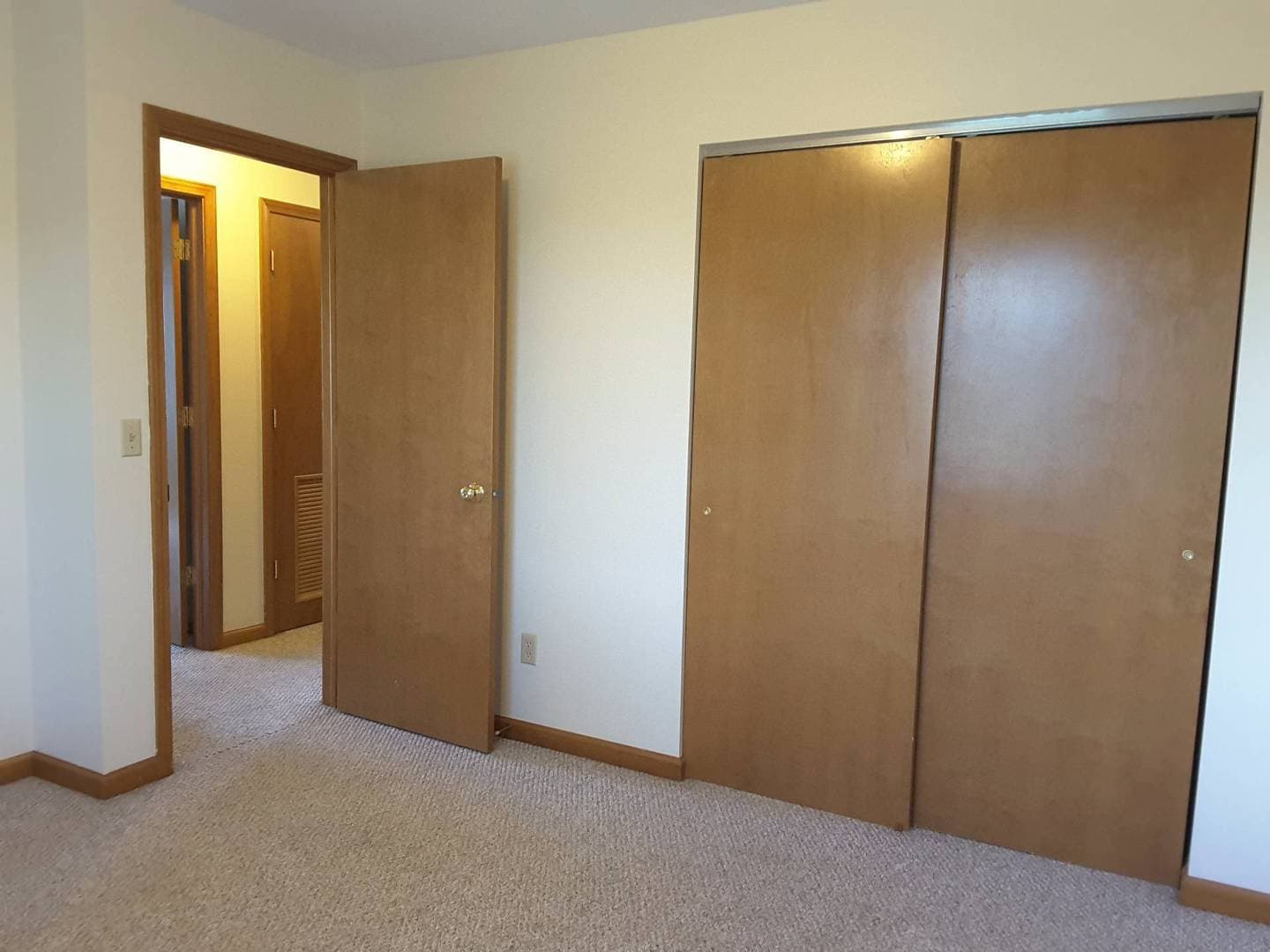 Nappanee Apartment: 217 Stonewall Court