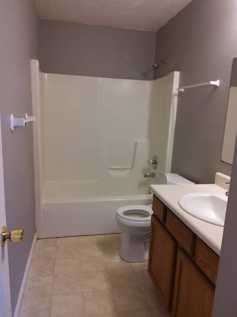 Middlebury Apartment: 818 Antler Dr