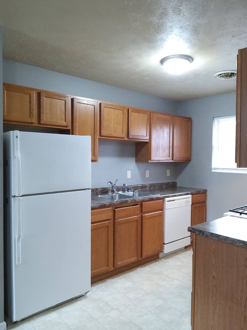 Middlebury Apartment: 818 Antler Dr