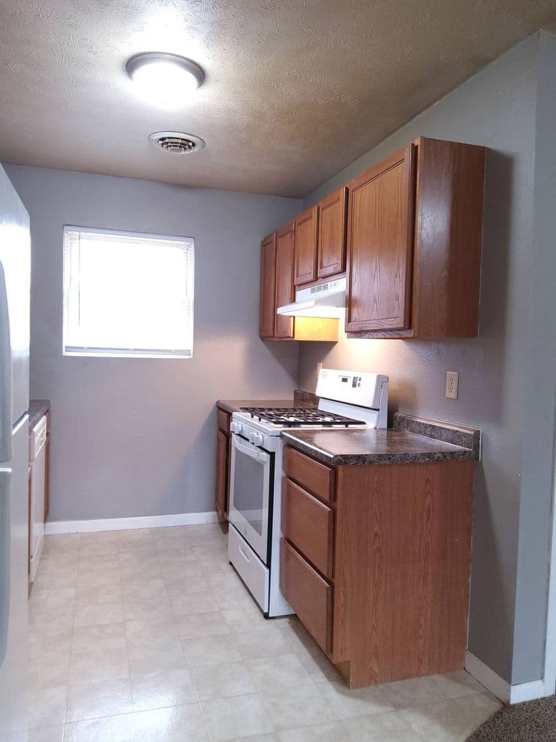 Middlebury Apartment: 818 Antler Dr