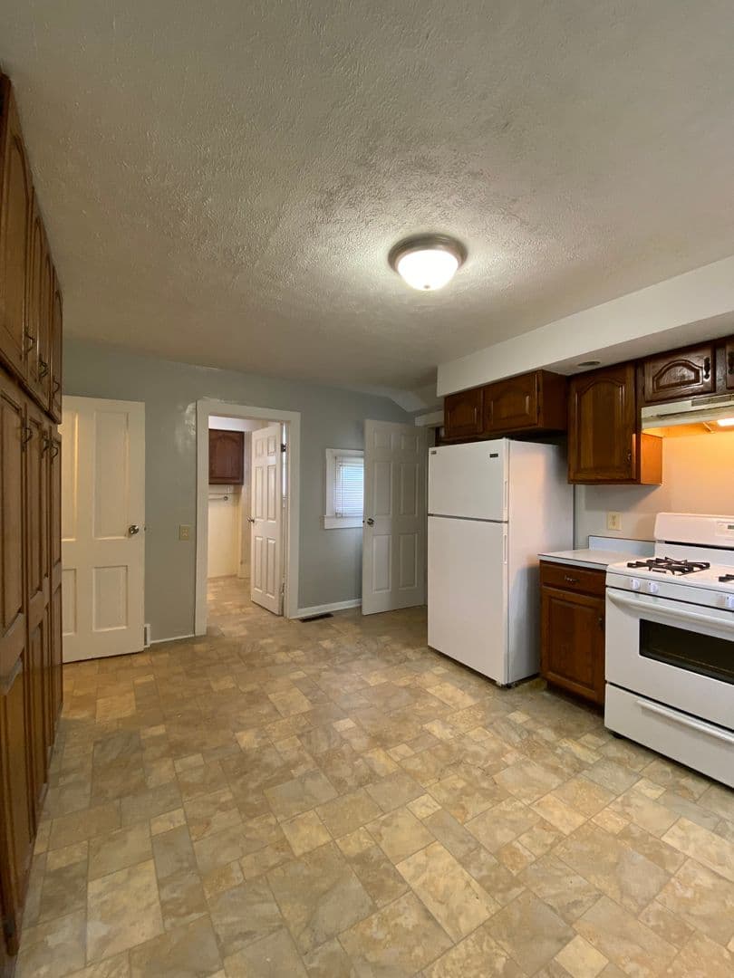 Goshen House: 615 W Wilkinson St