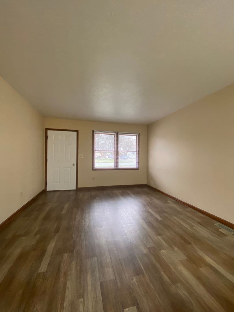 Goshen Apartment: 1007 Zollinger Rd