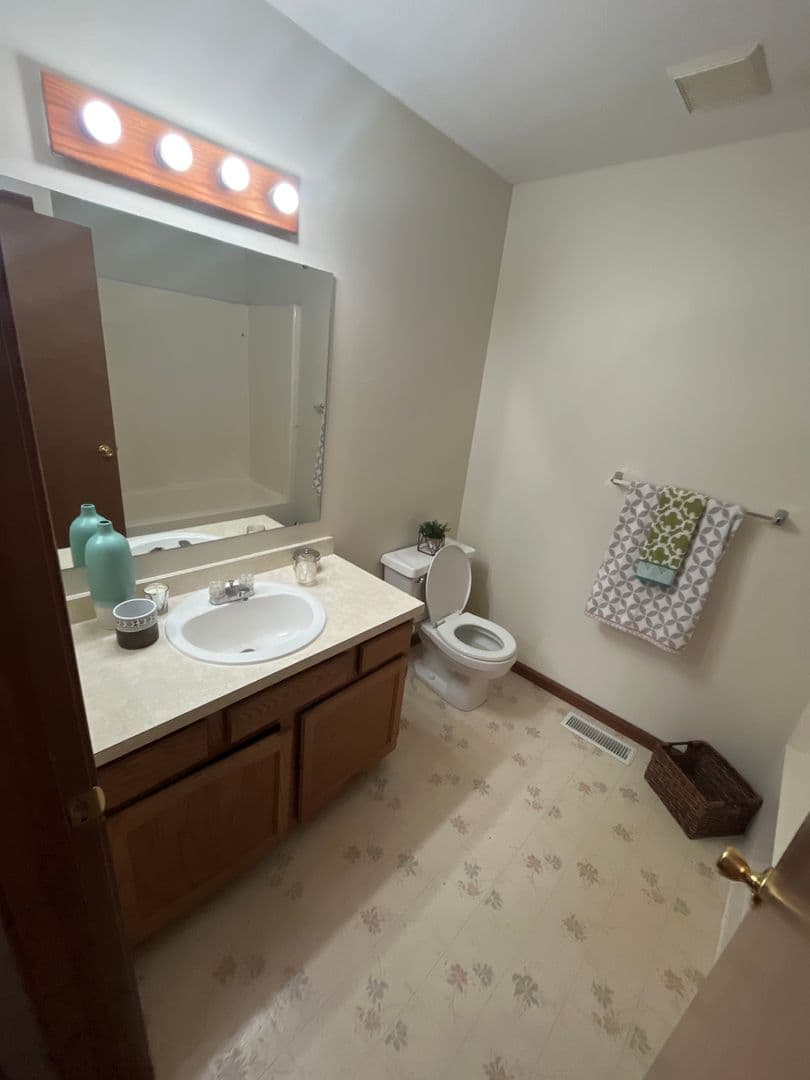 Nappanee Apartment: 202 Stonewall Court