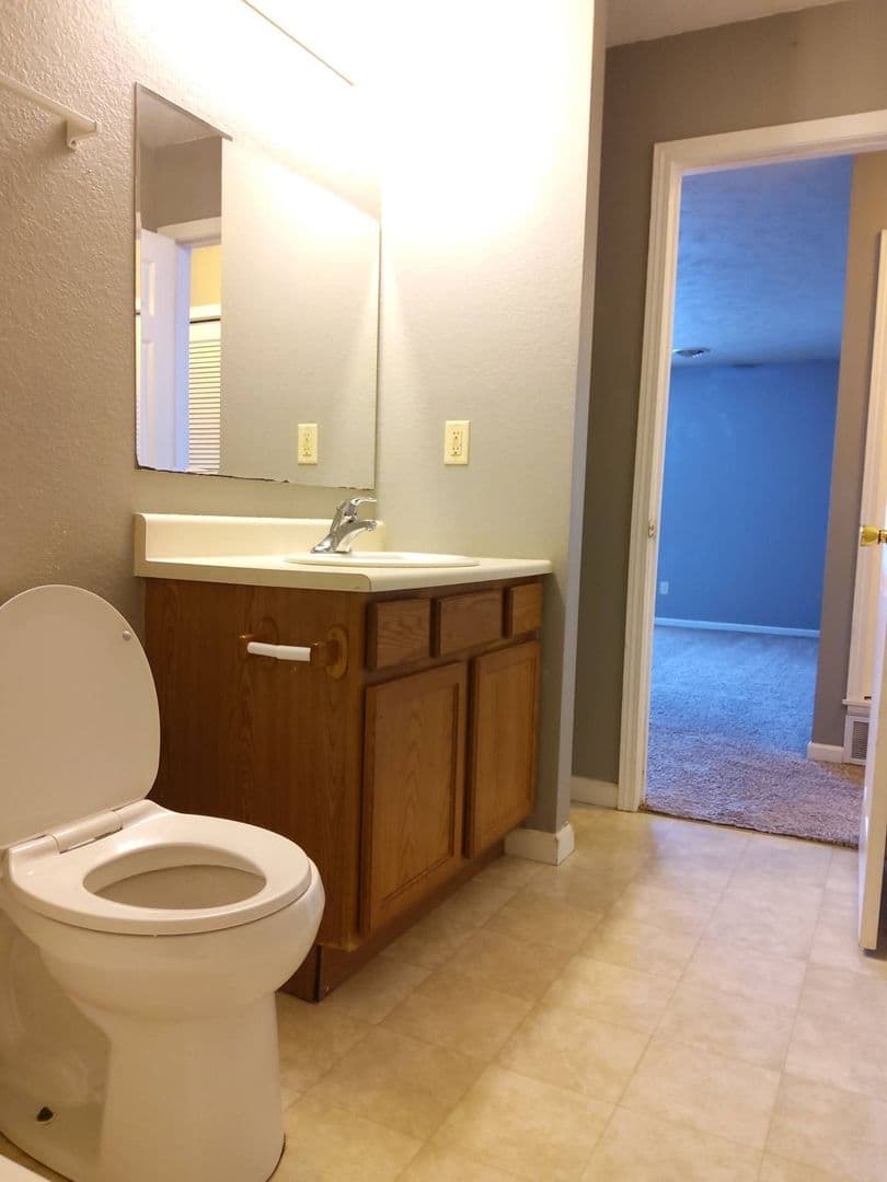Middlebury Apartment: 818 Antler Dr