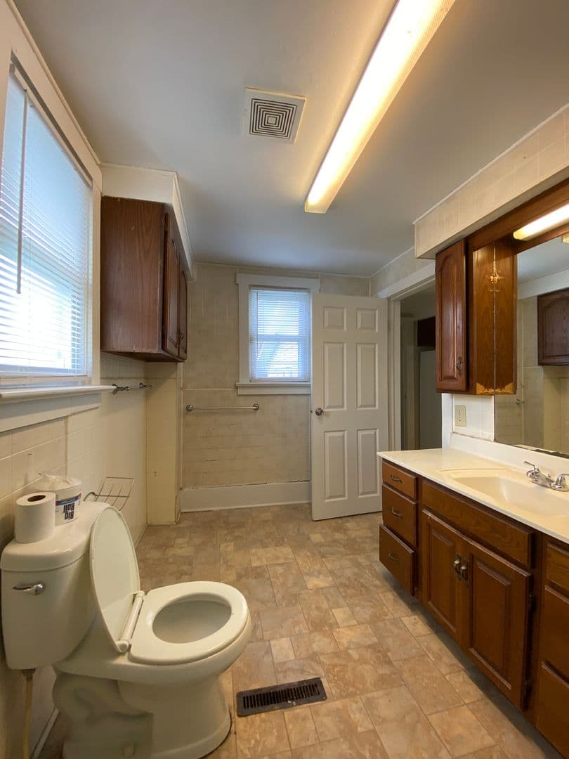 Goshen House: 615 W Wilkinson St