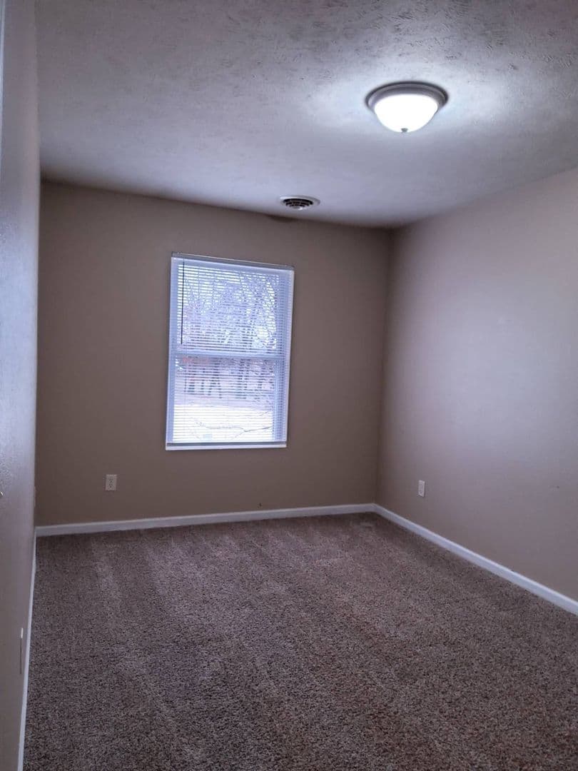 Middlebury Apartment: 818 Antler Dr