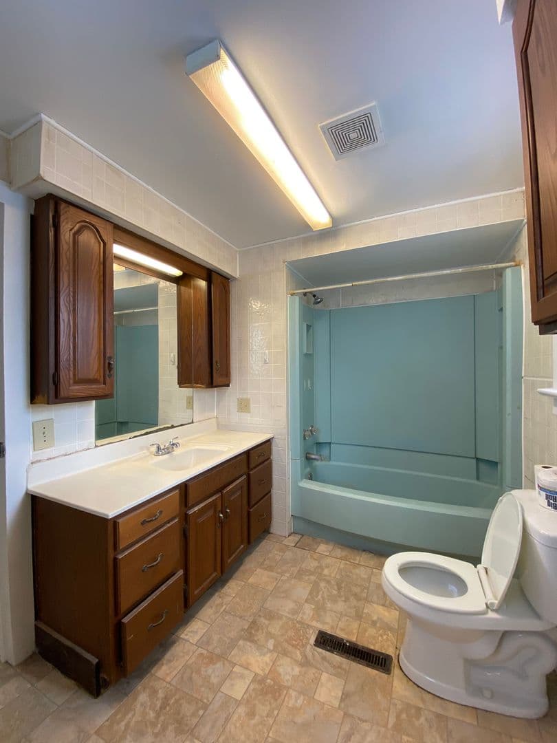 Goshen House: 615 W Wilkinson St