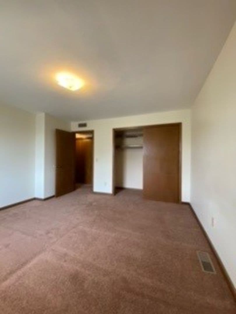 Nappanee Apartment: 202 Stonewall Court