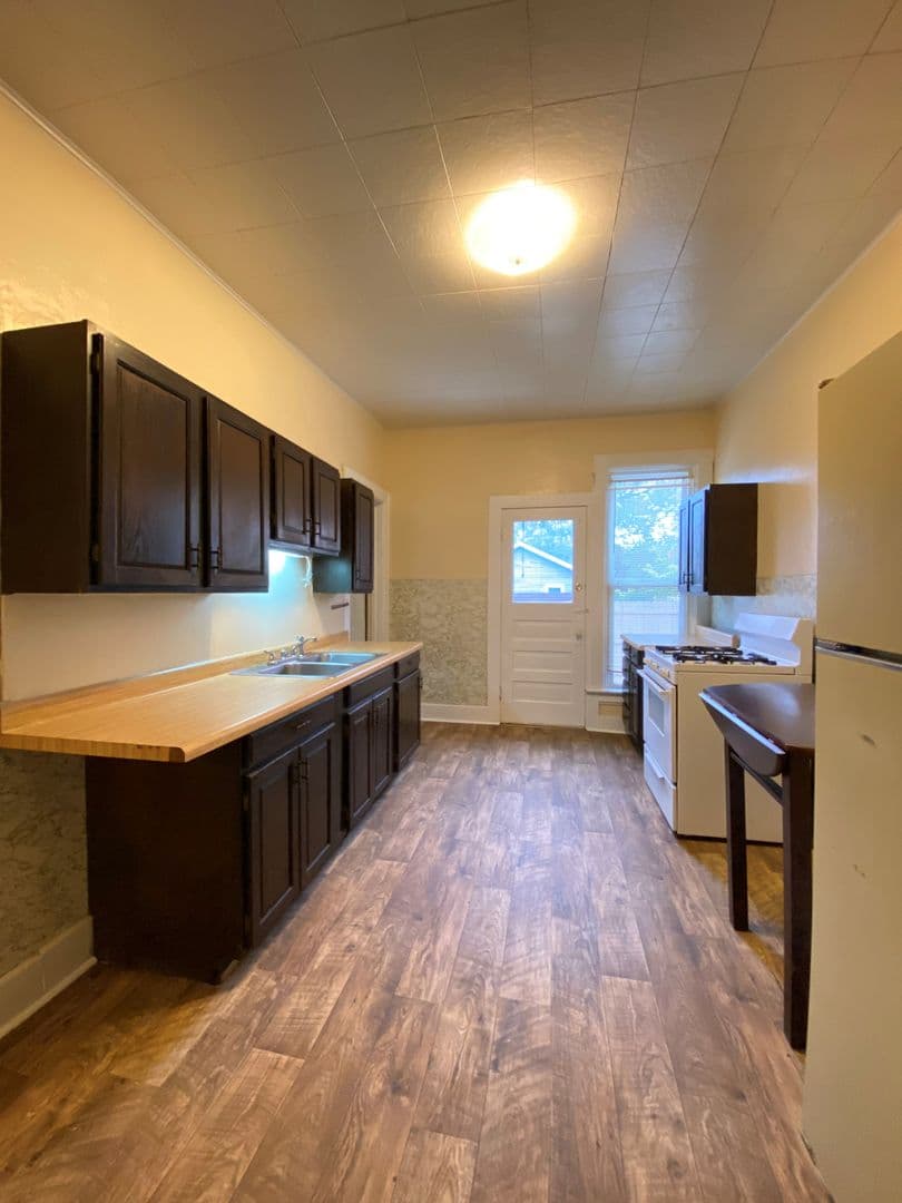Goshen Apartment: 118 S. 6th Street